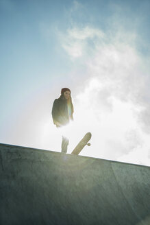 Teenager-Mädchen im Skatepark - UUF003066