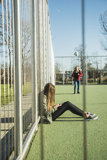 Zwei Mädchen im Teenageralter auf dem Sportplatz - UUF003072