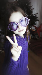 Mädchen mit lila Sonnenbrille - SARF001371