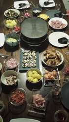 Gedeckter Tisch mit gehackten Lebensmitteln für Raclette - SARF001373