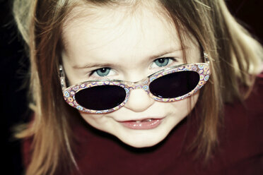 Mädchen mit Sonnenbrille - SARF001382
