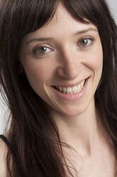 Porträt einer lächelnden Frau mit langen dunklen Haaren - PATF000011