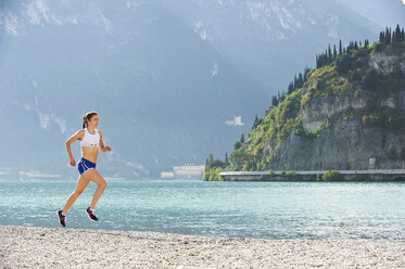 Italien, Trentino, Frau läuft in der Nähe des Gardasees - MRF001448