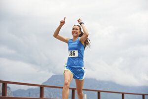 Italien, Trentino, Frau gewinnt einen Laufwettbewerb am Gardasee - MRF001456