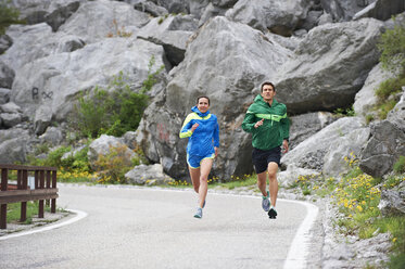 Italien, Trentino, Paar läuft auf der Straße in der Nähe des Gardasees - MRF001463