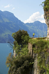 Italien, Trentino, Mann läuft am Gardasee - MRF001466