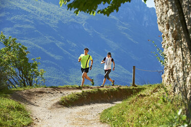 Italien, Trentino, Paar beim Laufen am Gardasee - MRF001467