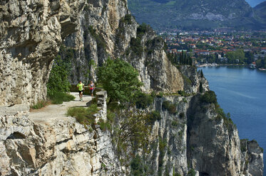 Italien, Trentino, Paar beim Laufen am Gardasee - MRF001469