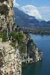 Italien, Trentino, Paar beim Laufen am Gardasee - MRF001470
