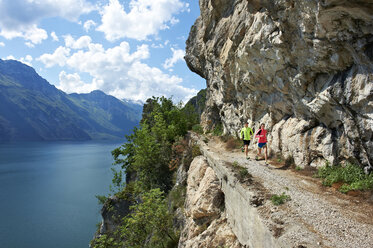 Italien, Trentino, Paar beim Laufen am Gardasee - MRF001471