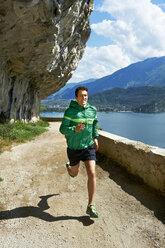 Italien, Trentino, Mann läuft am Gardasee - MRF001472