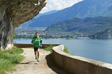 Italien, Trentino, Mann läuft am Gardasee - MRF001473