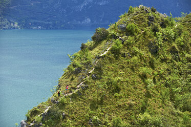 Italien, Trentino, Paar beim Laufen auf dem Berg am Gardasee - MRF001477