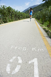 Italien, Trentino, Frau läuft in der Nähe des Gardasees - MRF001486