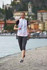 Italien, Trentino, Frau läuft am Gardasee - MRF001488