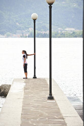 Italien, Trentino, Jogger bei der Vorbereitung am Gardasee - MRF001491