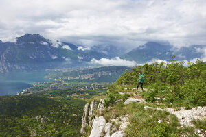 Italien, Trentino, Mann läuft in der Nähe des Gardasees - MRF001494