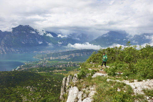 Italien, Trentino, Mann läuft in der Nähe des Gardasees - MRF001494