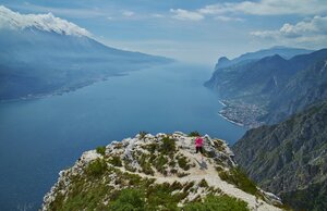 Italien, Trentino, Frau läuft auf Berggipfel am Gardasee - MRF001495