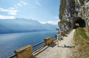 Italien, Trentino, Frau läuft am Gardasee - MRF001497