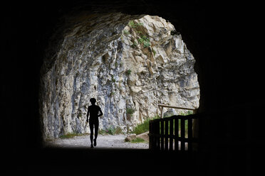 Italien, Trentino, Frau läuft in Tunnel am Gardasee - MRF001501