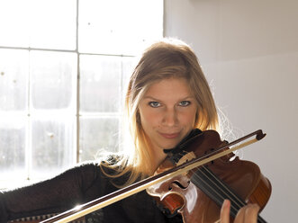 Porträt einer jungen Frau, die Geige spielt - LAF001288