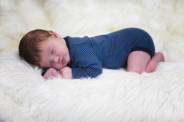 Baby boy sleeping on sheepskin - ROMF000037