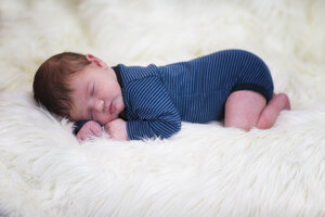 Babyjunge schläft auf Schafsfell - ROMF000037