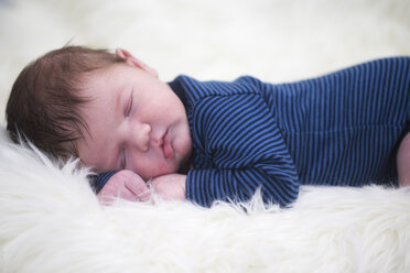 Baby boy sleeping on sheepskin - ROMF000038