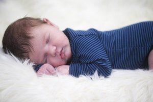 Babyjunge schläft auf Schafsfell - ROMF000038
