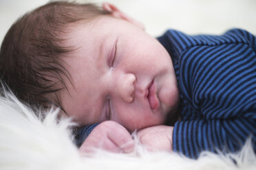 Portrait of baby boy sleeping on sheepskin - ROMF000039
