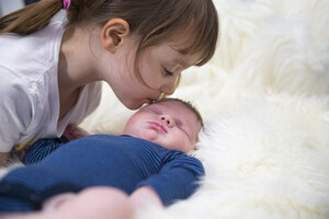 Kleines Mädchen küsst neugeborenen Bruder - ROMF000042