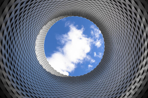 Schweiz, Basel, moderne Architektur auf dem Messegelände, Blick zum Himmel mit Wolken - FCF000622