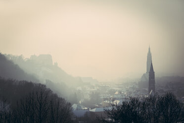 Deutschland, Bayern, Landshut, Blick auf die Stadt von der Carossahöhe im Winter - SARF001273