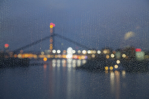 Deutschland, Düsseldorf, Medienhafen bei Nacht durch Fenster mit Regentropfen gesehen - WIF001297
