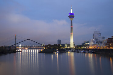 Deutschland, Düsseldorf, Medienhafen mit Rheinturm in der Abenddämmerung - WIF001298