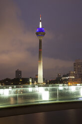 Deutschland, Düsseldorf, Medienhafen mit Rheinturm in der Abenddämmerung - WIF001300