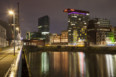 Deutschland, Duesseldorf, Medienhafen bei Nacht - WIF001301