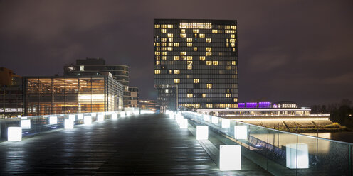 Deutschland, Düsseldorf, Medienhafen, Hyatt Regency Hotel und Fußgängerbrücke bei Nacht - WIF001302