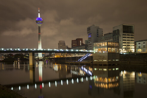 Deutschland, Duesseldorf, Medienhafen bei Nacht - WIF001303