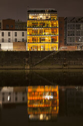 Germany, Duesseldorf, media harbor, glass front of building at night - WIF001315