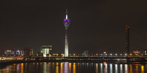 Deutschland, Düsseldorf, Rheinturm und Brücke bei Nacht - WIF001305