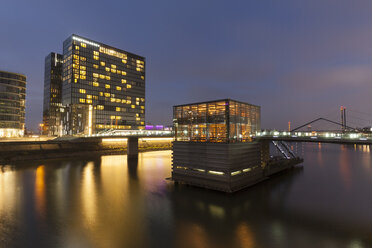 Deutschland, Düsseldorf, Medienhafen, Hyatt Regency Hotel in der Abenddämmerung - WIF001316