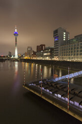 Deutschland, Duesseldorf, Medienhafen bei Nacht - WIF001317