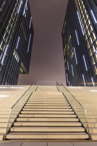 Deutschland, Düsseldorf, Medienhafen, Treppe im Hyatt Regency Hotel bei Nacht, lizenzfreies Stockfoto