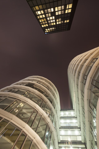 Deutschland, Düsseldorf, moderne Architektur am Medienhafen bei Nacht, lizenzfreies Stockfoto