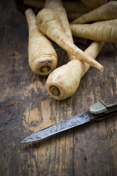 Organic parsnips and pocket knife on wood - LVF002629