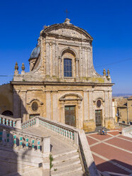 Italien, Sizilien, Caltagirone, Basilika Santa Maria del Monte im Sonnenlicht - AMF003604