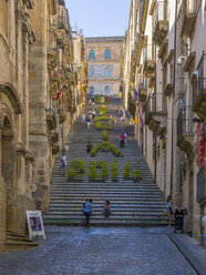 Italien, Sizilien, Caltagirone, Treppe Maria del Monte zwischen Fassaden - AMF003606