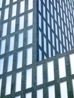 Schweiz, Zürich, Fassade eines modernen Büroturms - SEGF000219